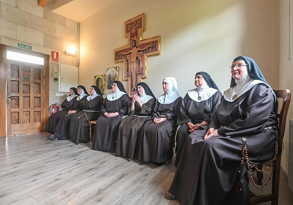 En la foto, las ocho exmonjas en el locutorio de Belorado, en la rueda de prensa que dieron el pasado martes . En el vídeo, las imágenes de Orduña facilitadas por las exreligiosas