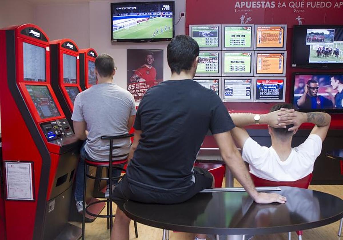 Jóvenes en una casa de apuestas