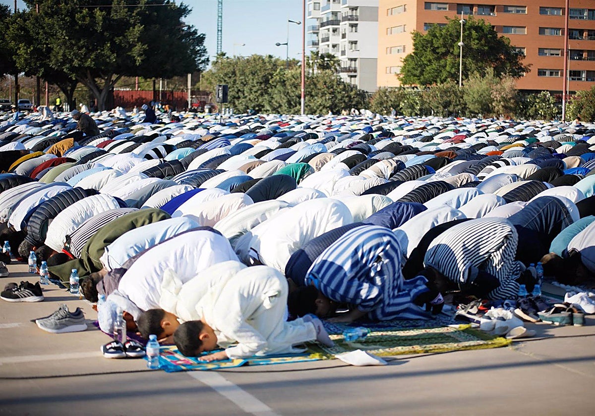 Musulmanes celebran el fin de Ramadán en una imagen de archivo