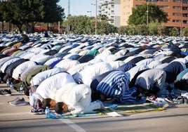 Musulmanes celebran el fin de Ramadán en una imagen de archivo