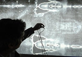 El arzobispo de Turín, muy crítico con los últimos estudios sobre el origen de la Sábana Santa y «lo que se publica con tanta facilidad»