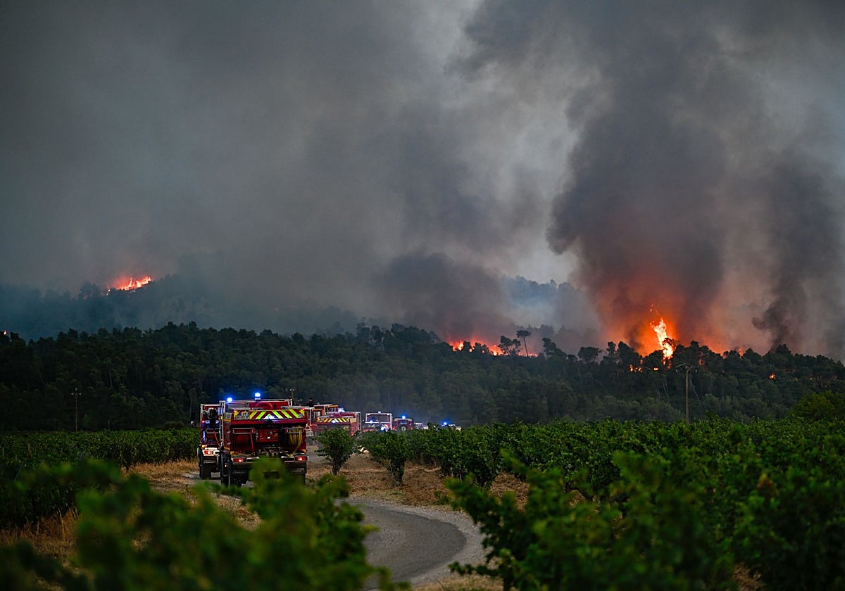 Los equipos de bomberos se despliegan para combatir un incendio forestal en el departamento de Aude.
