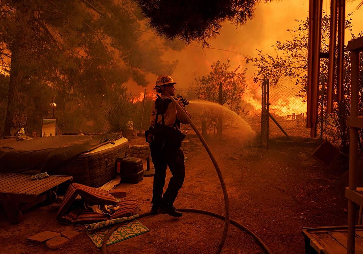 Los bomberos luchan contra las llamas del incendio de Canyon en Castaic, California