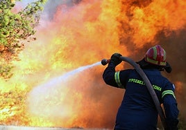 Tres muertos en Grecia por los fuertes vientos y los incendios forestales