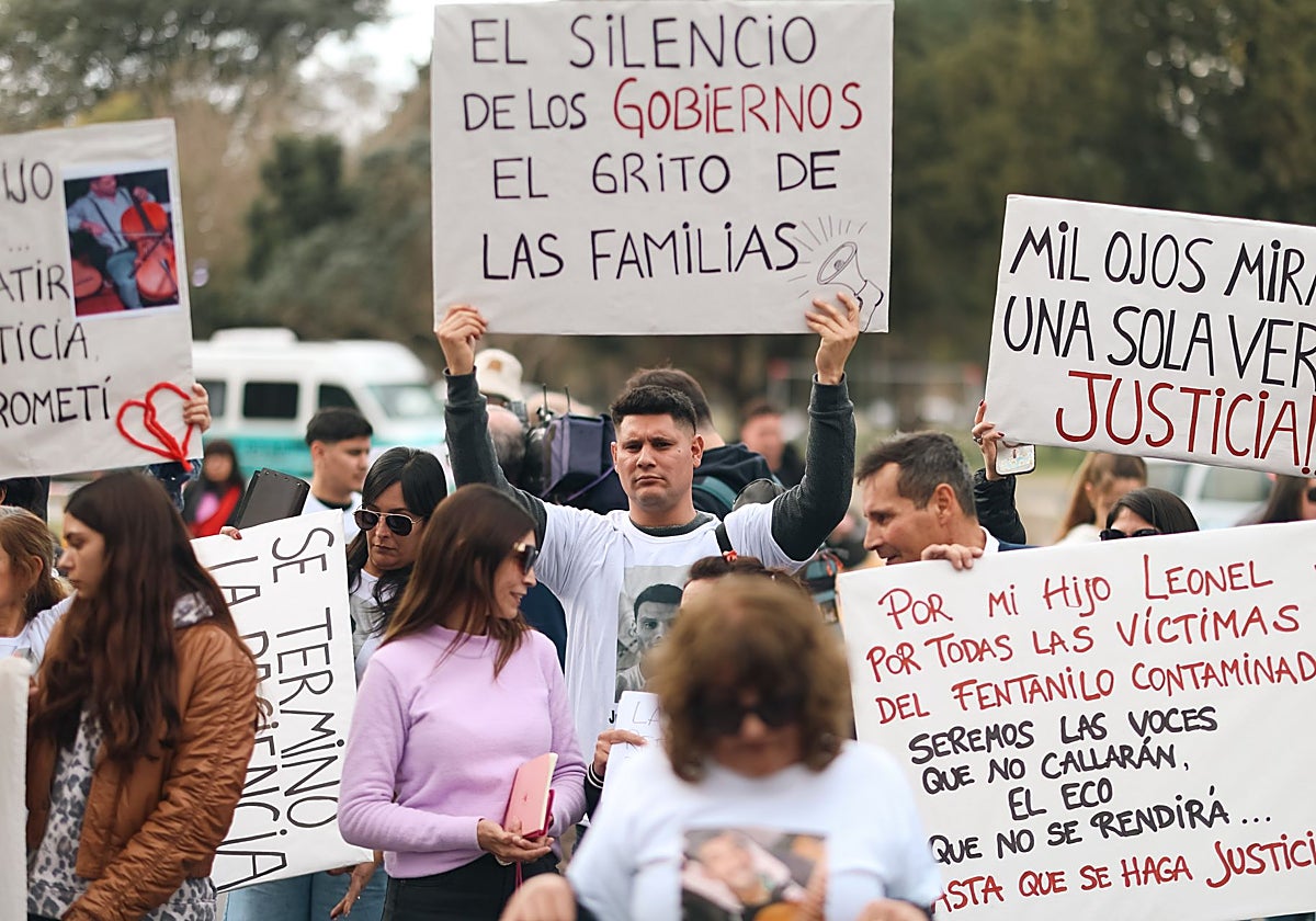 un grupo de familiares de victimas mortales por el uso de fentanilo contaminado, participando en una manifestación frente al Hospital Italiano de La Plata