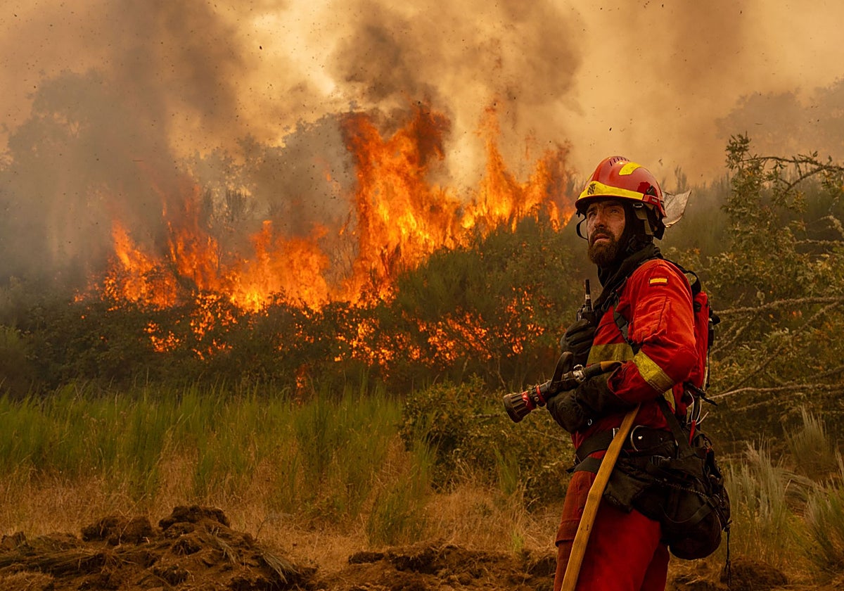Un efectivo de la Unidad Militar de Emergencias (UME) en la localidad de A Espasa, durante el incendio forestal que permanece activo en Chandrexa de Queixa (Ourense)