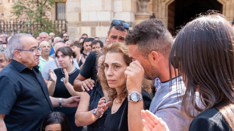 León despide a sus víctimas: «Allí no había nadie, solo los vecinos apagando las llamas»