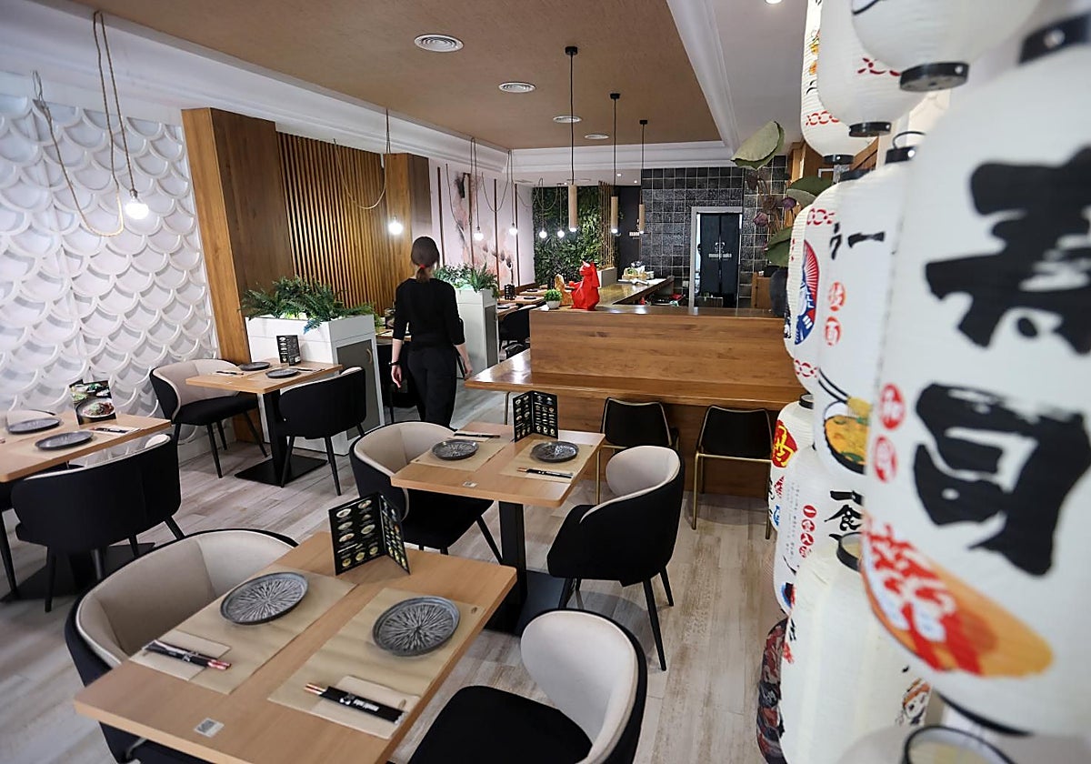 Una camarera en un restaurante japonés de Córdoba