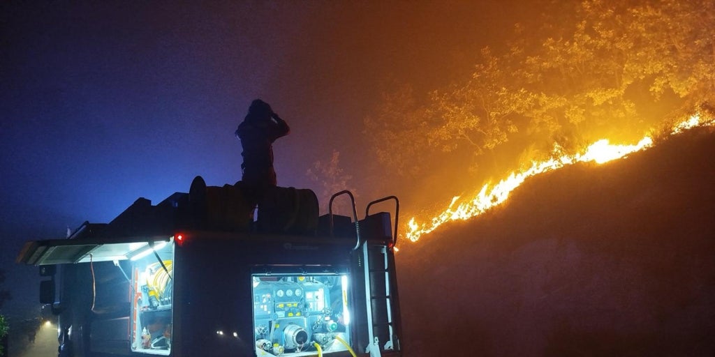 Treinta aviones y 4.000 efectivos se despliegan en cinco comunidades en su lucha contra el fuego