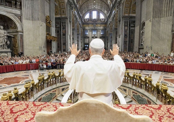 Cien días de León XIV: tras la huella de Francisco sin perder la tradición