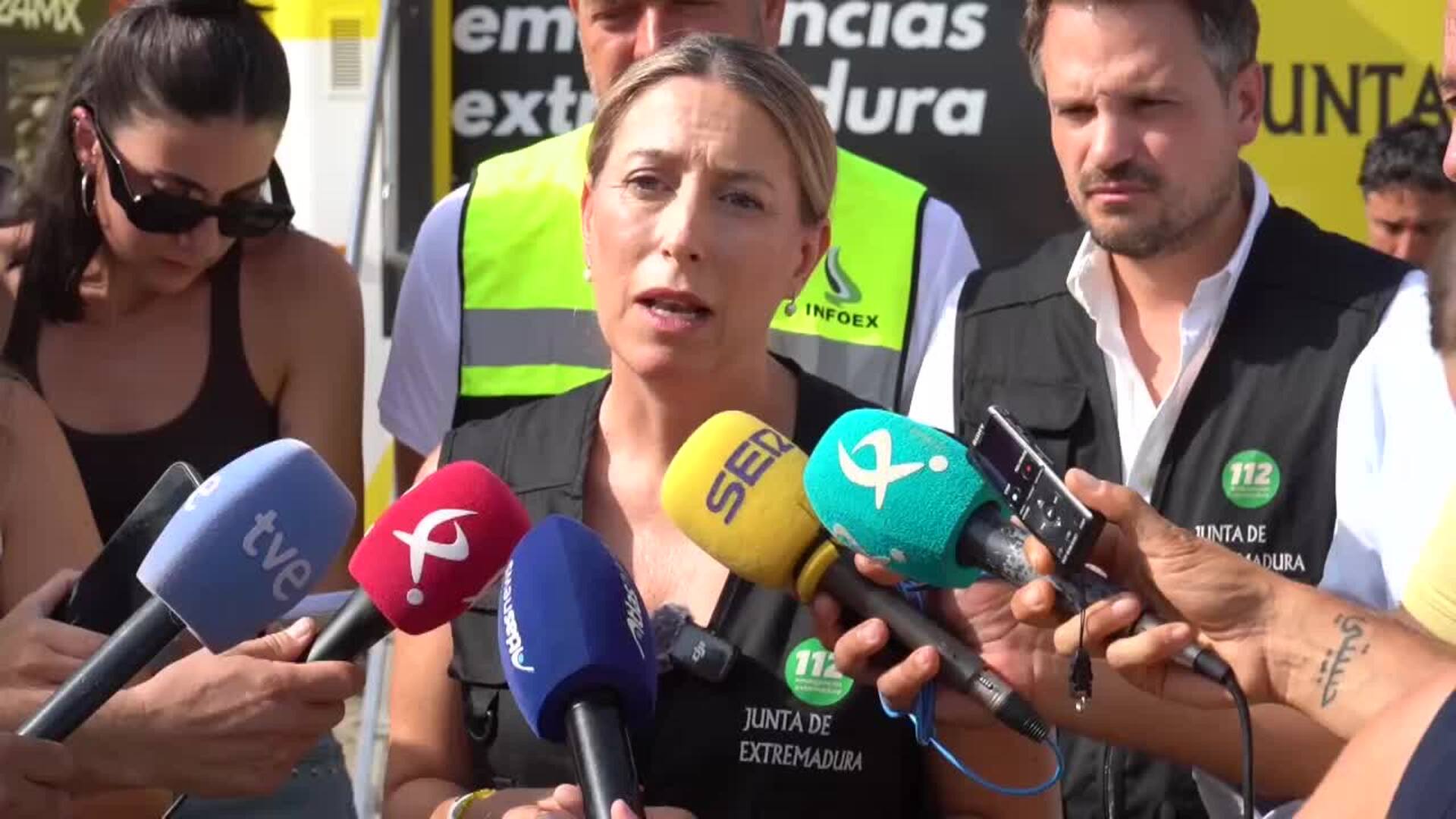 El incendio de Jarilla está &quot;completamente desbocado&quot; y puede entrar en Castilla y León