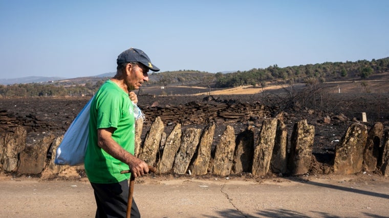 Ignacio regresa a su casa pensando si recibirá alguna ayuda tras perder su tractor en los incendios