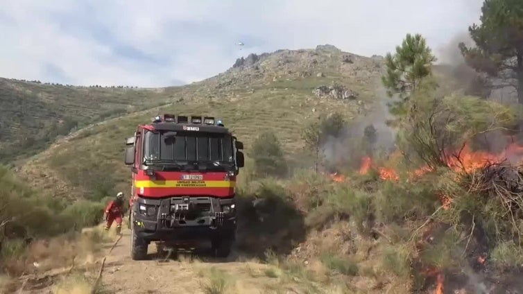 Cuatro bomberos sufren quemaduras en Galicia, uno grave