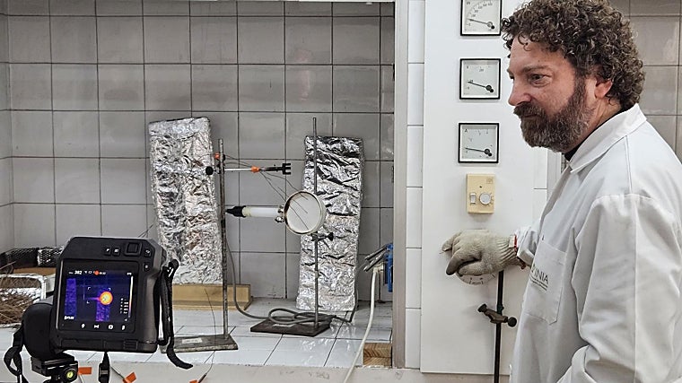 Javier Madrigal, en su laboratorio