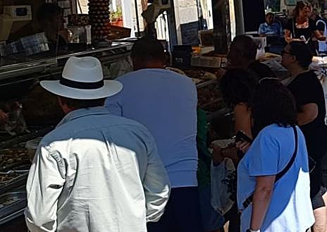 Imagen secundaria 1 - Estampas del Mercado de El Puente este lunes