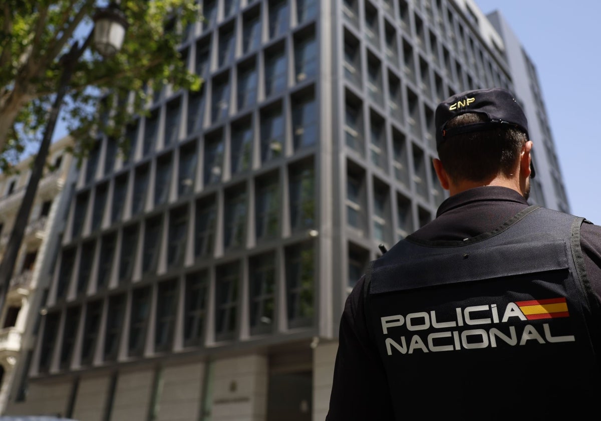 Un agente de a Policía Nacional