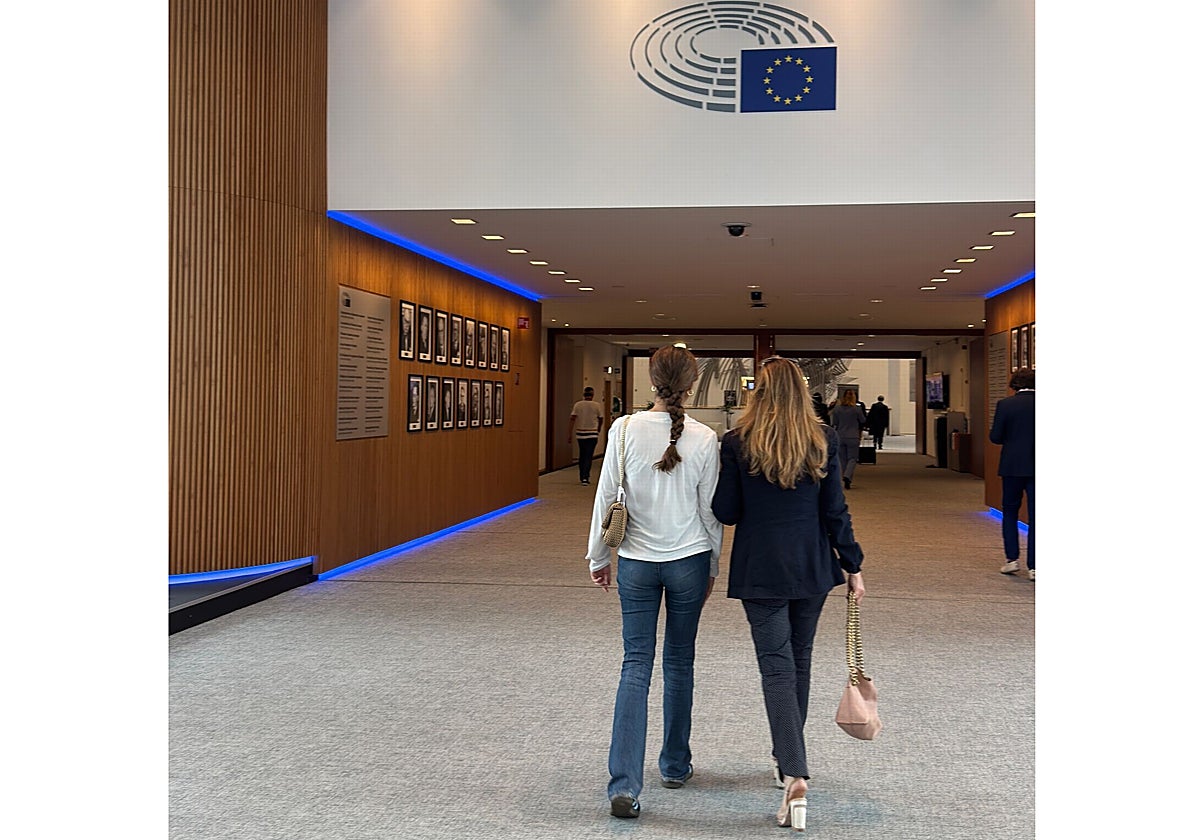 La alumna M. P. y su madre en el acceso al Parlamento europeo