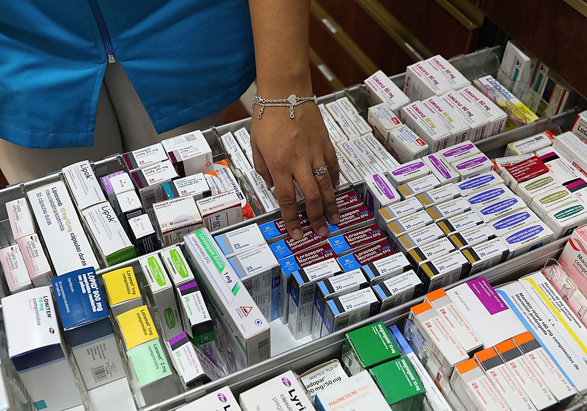Medicamentos en una farmacia española