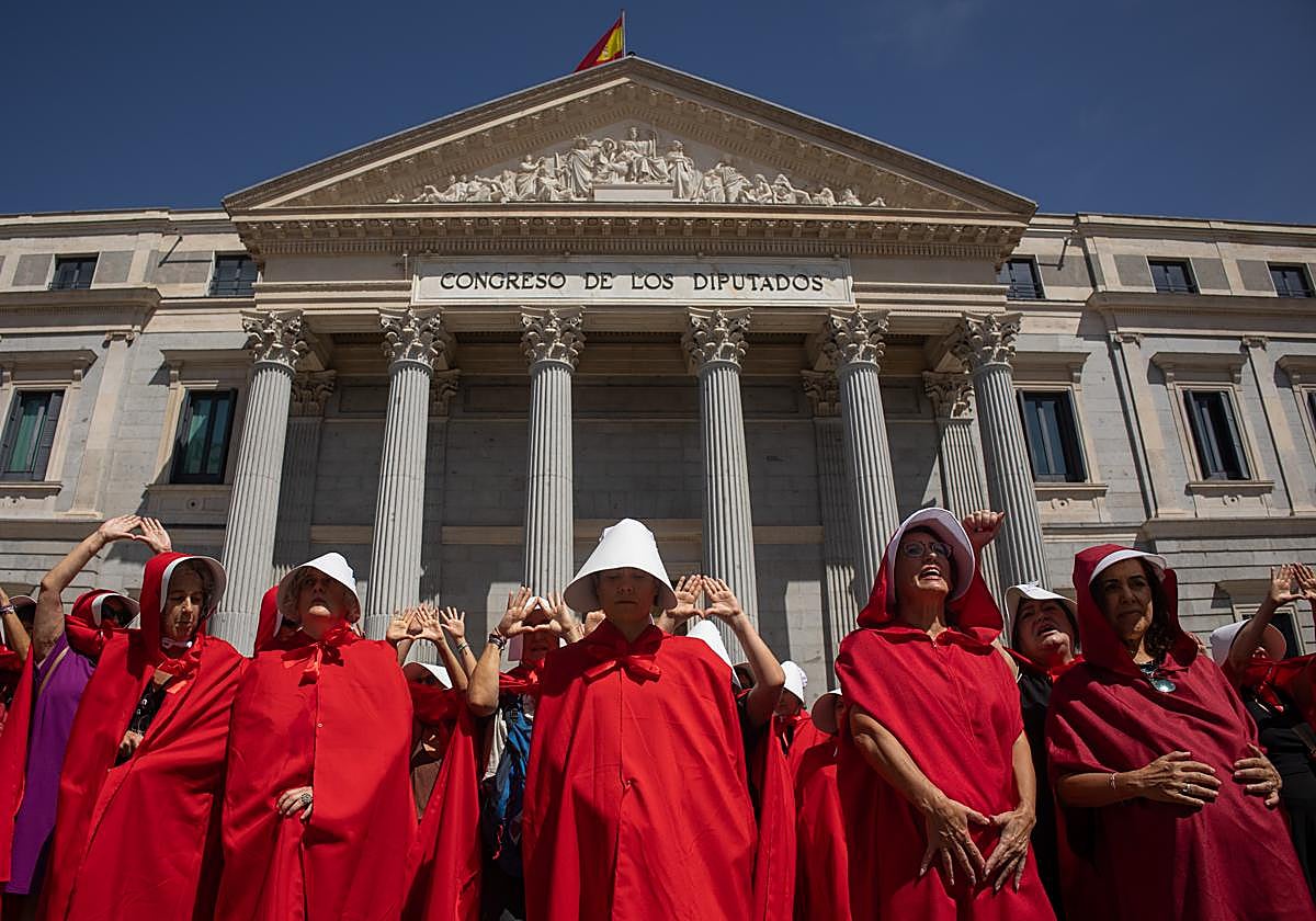 Decenas de mujeres se han manifestado en Madrid en contra de la gestación subrogada