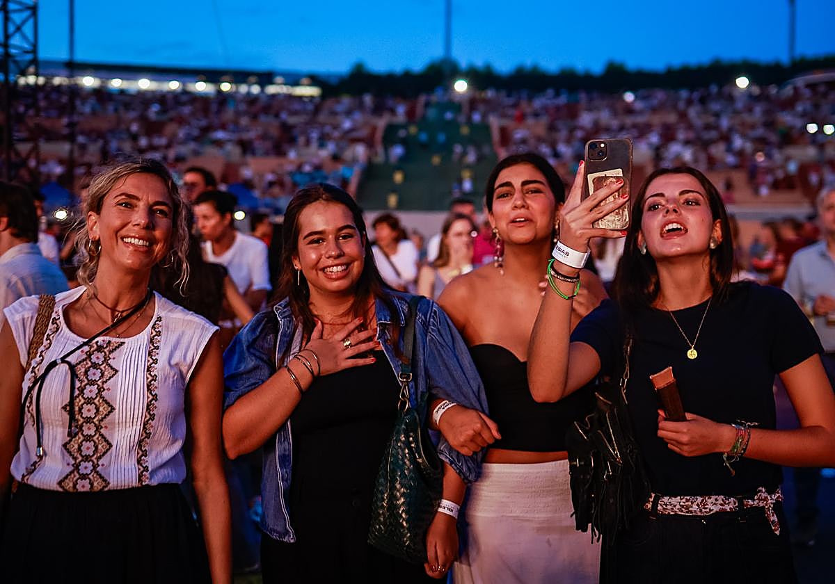 Un grupo de jóvenes, este sábado en Rivas, antes del concierto de Hakuna