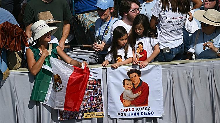 Fieles se congregan en la plaza de San Pedro
