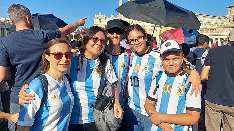 La familia argentina en la plaza de San Pedro