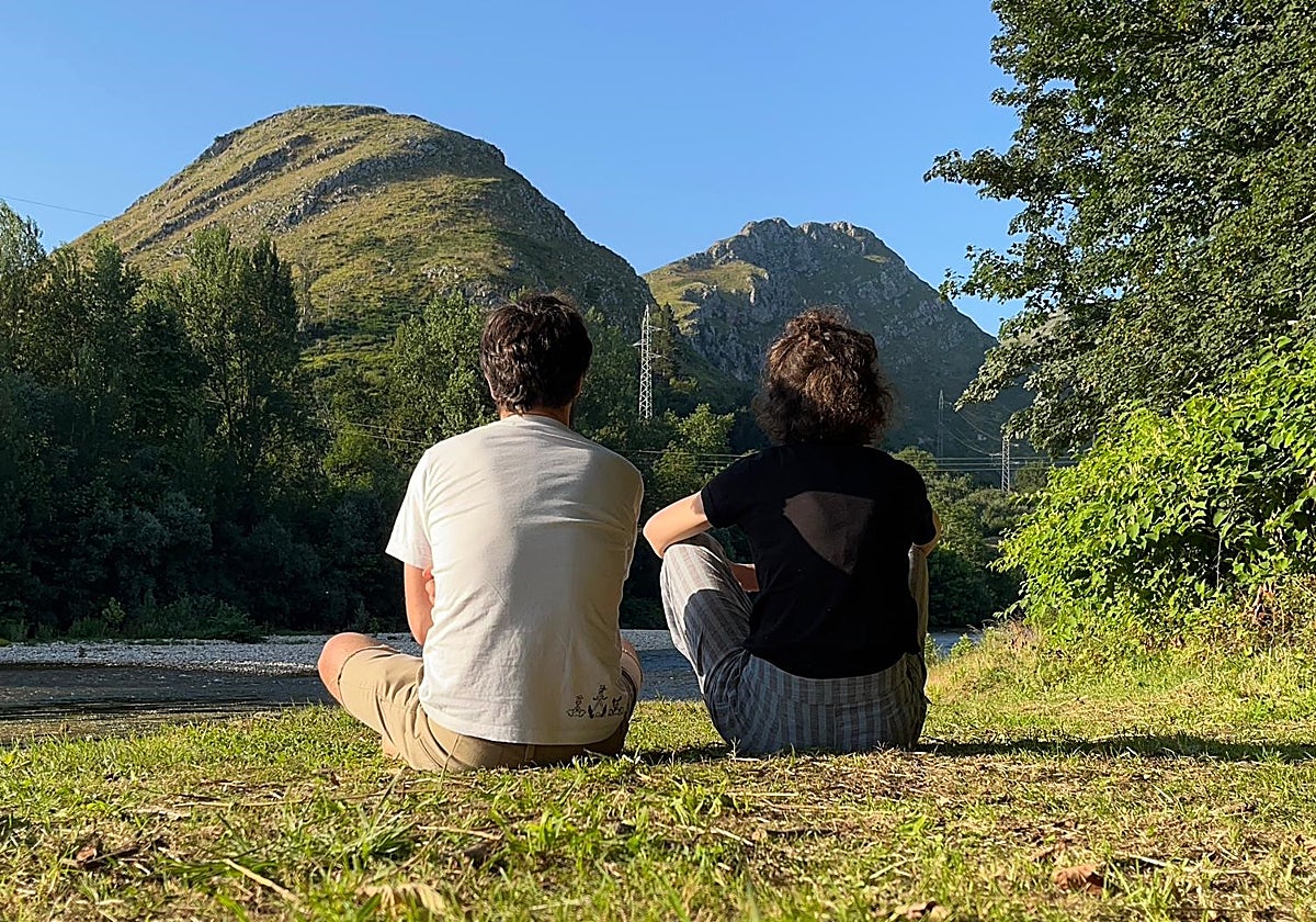 De espaldas a la vida en la gran ciudad y de frente al entorno de Asturias que ahora los acoge, Juan y Ana, albaceteños