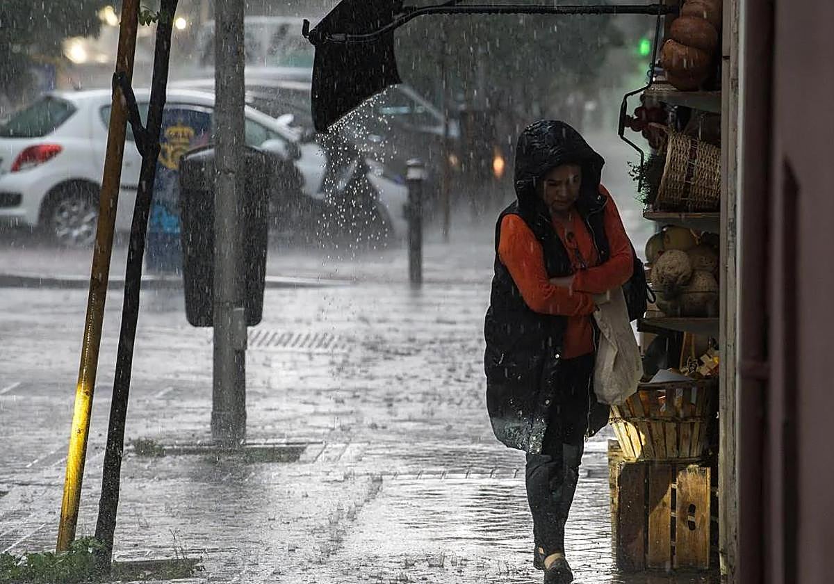 Aviso especial de la Aemet por «lluvias torrenciales» en Cataluña, Baleares y litoral mediterráneo