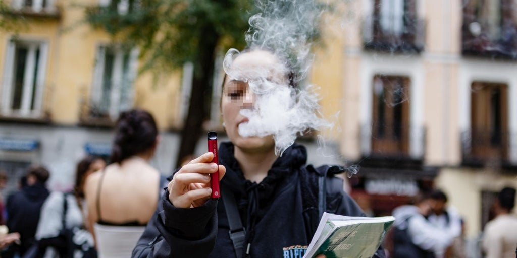 El Gobierno prohibirá fumar y vapear a los menores, con multas para sus padres