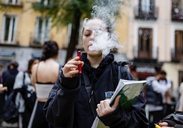 El Gobierno prohibirá fumar y vapear a los menores, con multas para sus padres