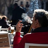 Ni en terrazas, conciertos ni campus: el Gobierno aprueba la nueva ley antitabaco