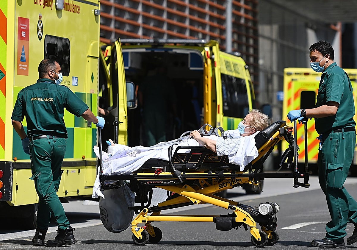 Personal de ambulancia con un paciente fuera del hospital Royal London en Londres en una imagen de archivo