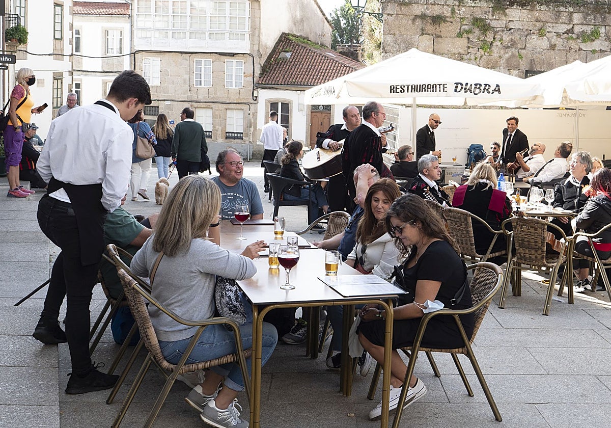 Clientes en la terraza de un bar en Santiago de Compostela