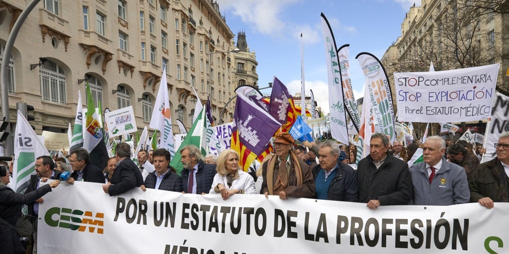 Los médicos calientan motores para la huelga del 3 de octubre contra el Estatuto Marco de Mónica García