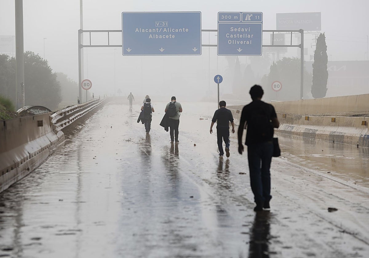 Varias personas andando por la V-31 tras la dana de octubre, en una imagen de archivo