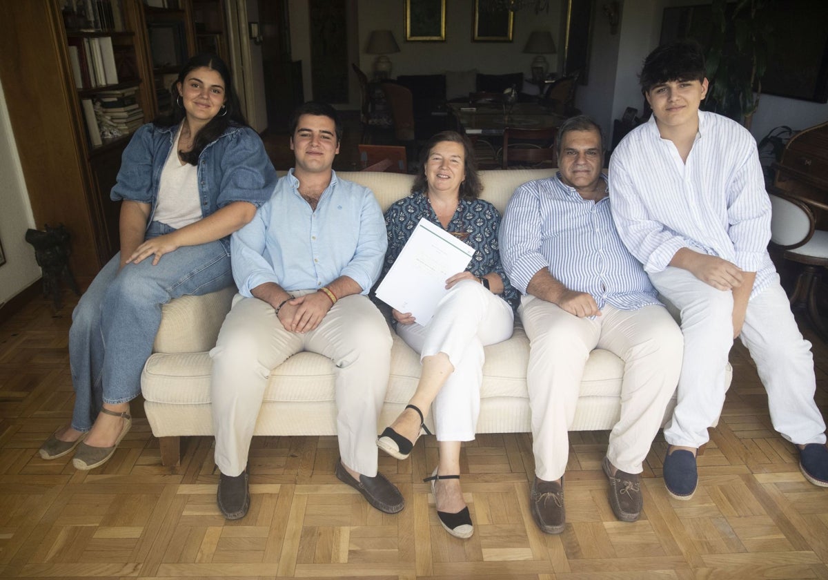 Ana sostiene su testamento, rodeada por su marido y sus hijos