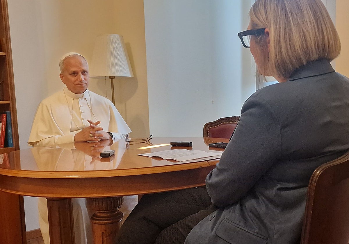 El Papa, en un momento de la entrevista con la periodista Elise Ann Allen