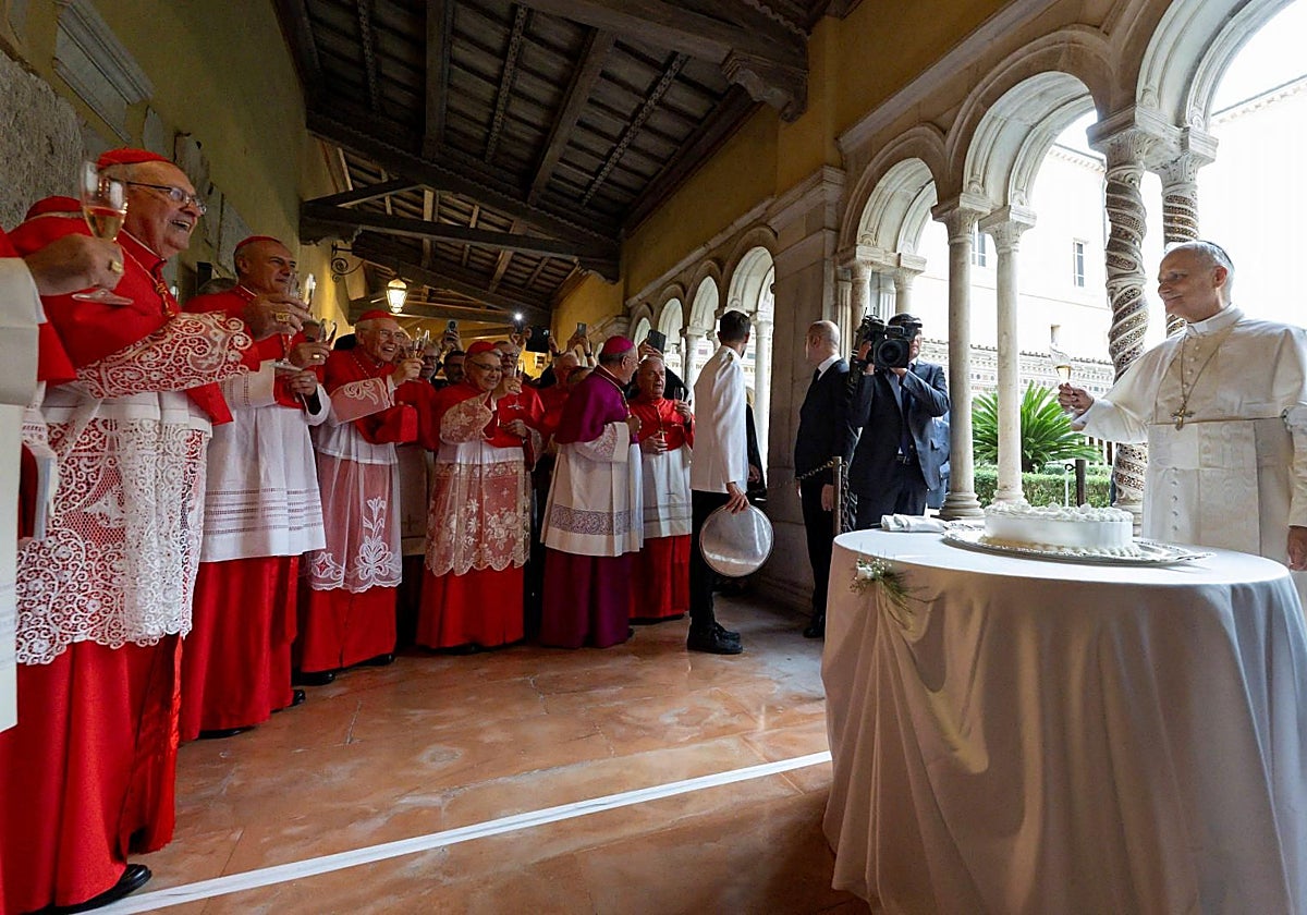 El Papa celebra su cumpleaños junto a un grupo de cardenales en el claustro de la basílica de San Pablo en Roma