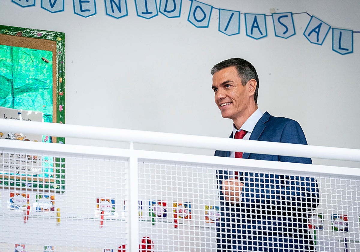 Sánchez vende una reducción de horas de clase que ya existe en casi toda España: «Es electoralista»