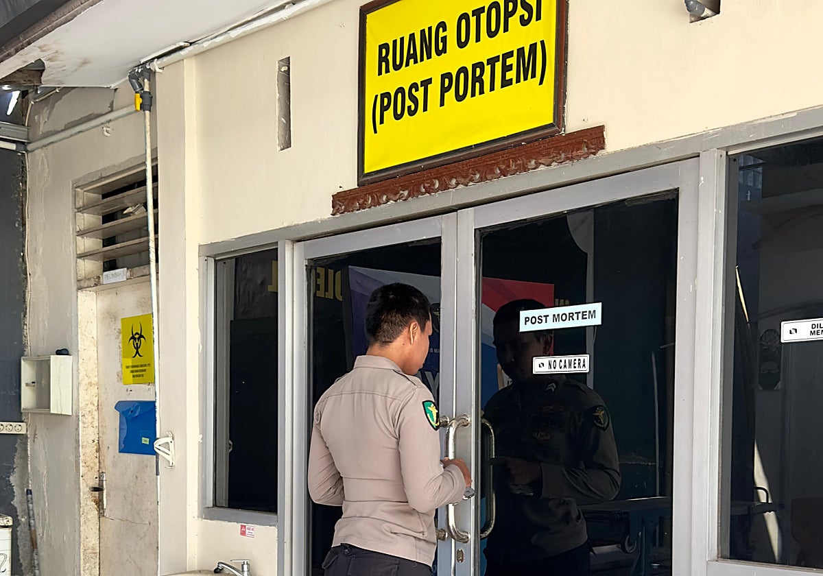 Un empleado indonesio, en el recinto donde se le practicó la autopsia a la turista española