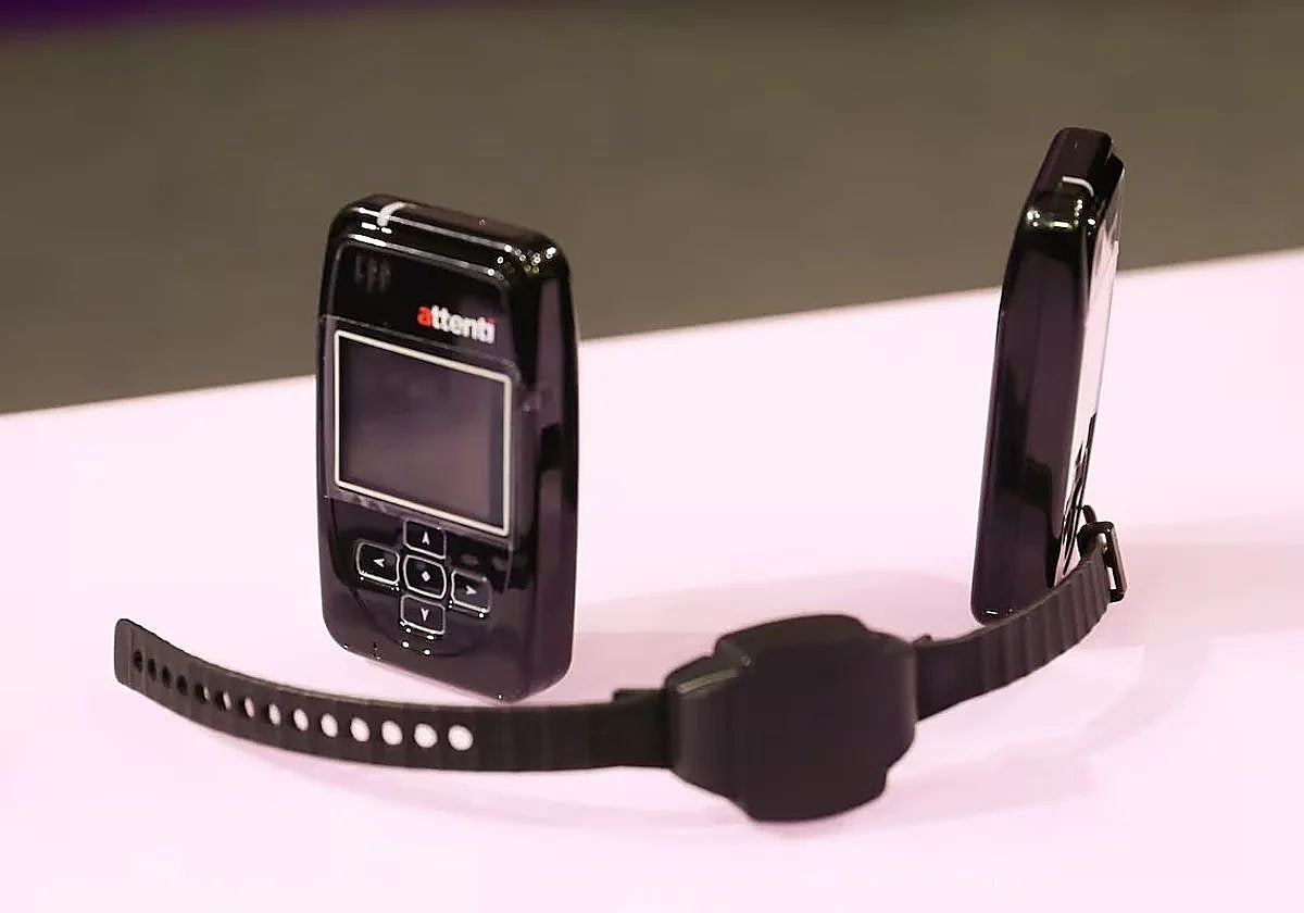 Una de las pulseras de control telemático para los maltratadores