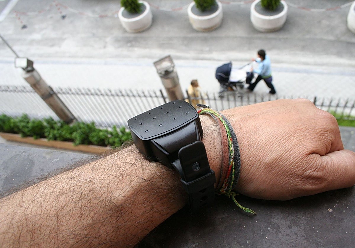 Pulsera de seguimiento para maltratadores de violencia de género