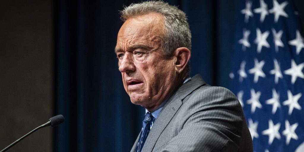 El panel elegido por Robert Kennedy Jr. comienza a restringir las vacunas infantiles y su calendario en EE.UU.