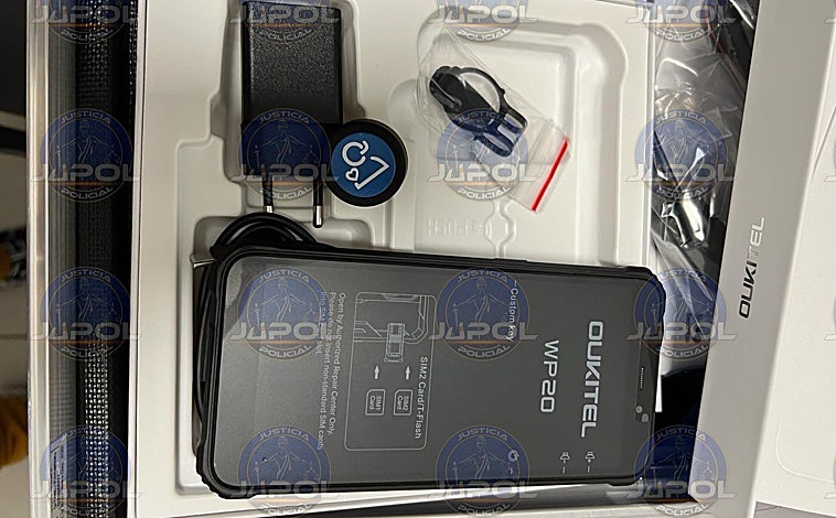 Imagen principal - En las imágenes, miembros de Jupol sostienen las nuevas pulseras telemáticas así como los móviles que deben portar las víctimas para que también estén geolocalizadas