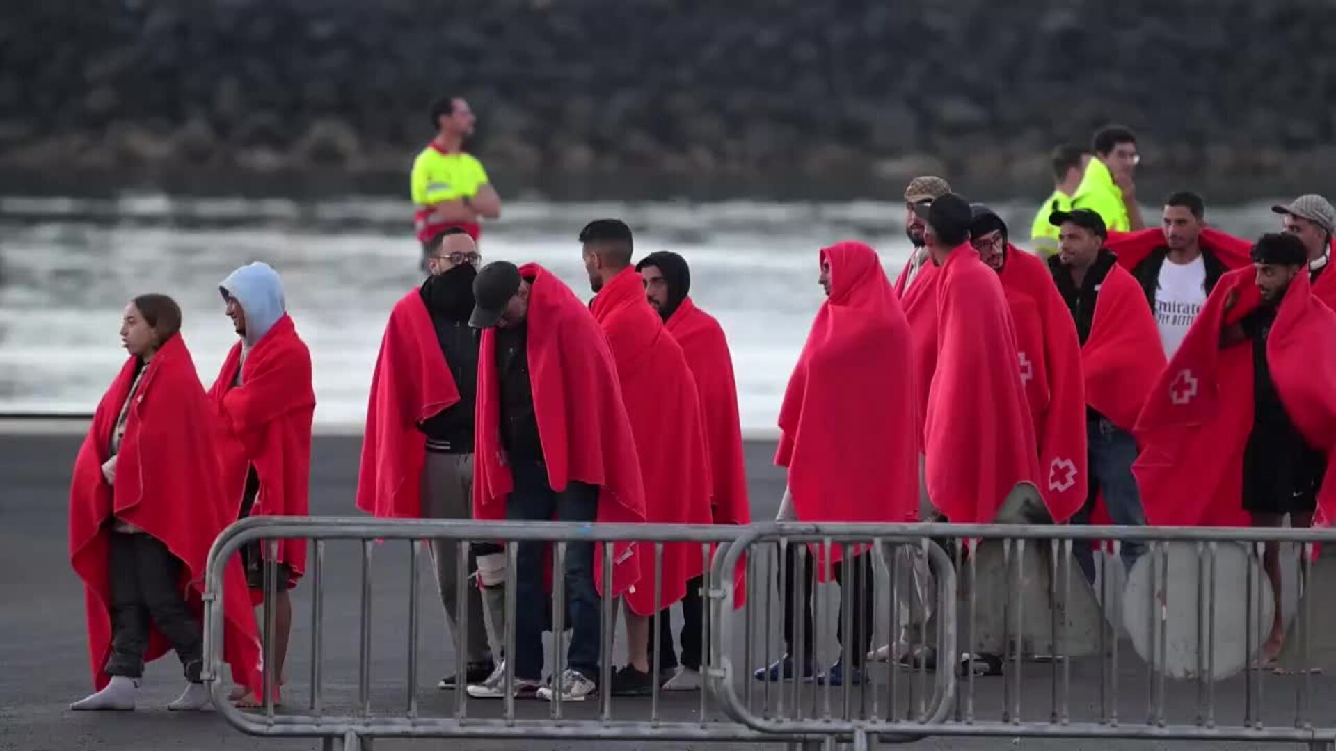 Rescatan a 50 inmigrantes magrebíes a la deriva a casi 100 kilómetros ...
