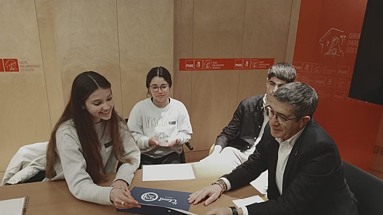 Momento en el que Patxi López se reunió con los estudiantes del Claret Larraona