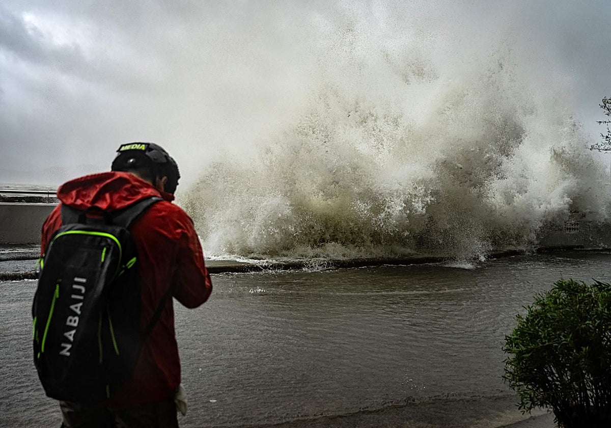 Vientos feroces, lluvias torrenciales y un mar embravecido golpearon Hong Kong tras el paso del supertifón Ragasa