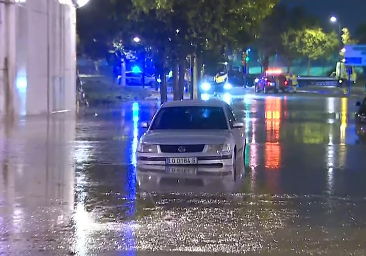 Un coche bajo un puente inundado en la provincia de Zaragoza