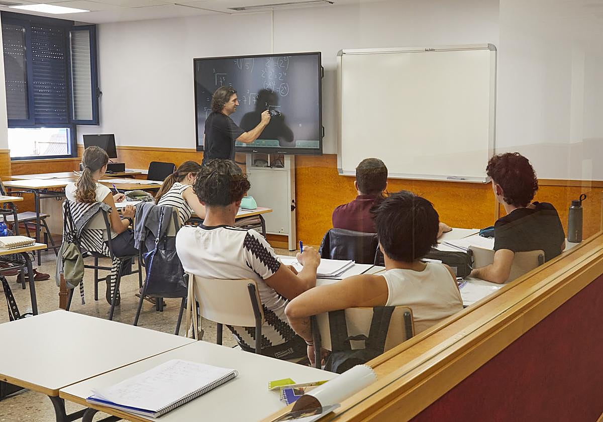 Una de las ocho clases de Bachiller del San Mateo tomando apúntes en la clase de Matemáticas