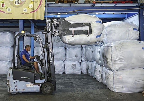 Cáritas se ahoga en su montaña de ropa usada